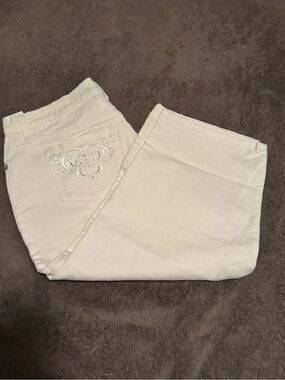 Vintage Gloria Vanderbilt White Straight leg capri Jeans Embellished Back Pocket